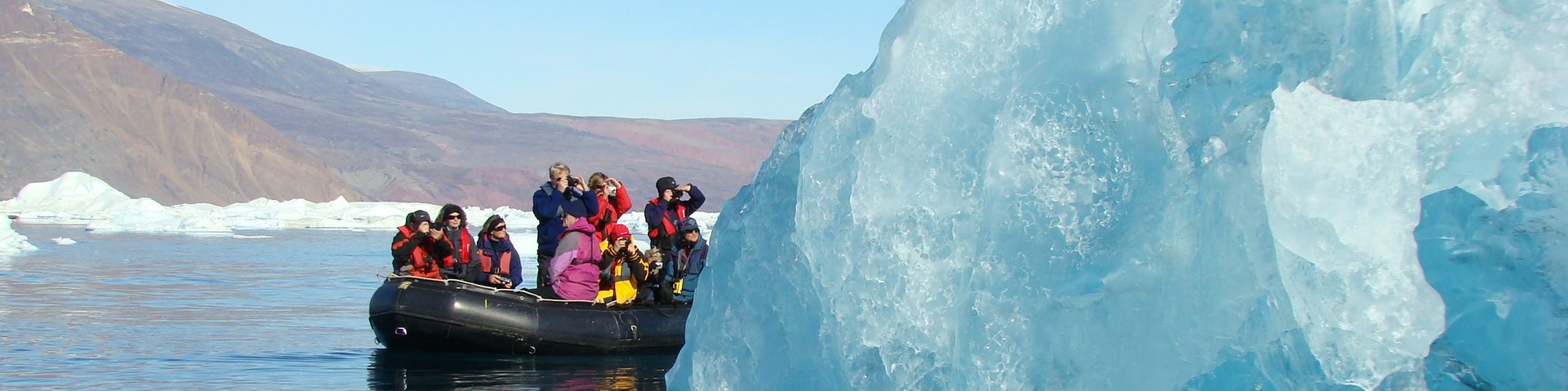 Zodiacfahrt neben Eisberg Zodiacfahrt neben Eisberg