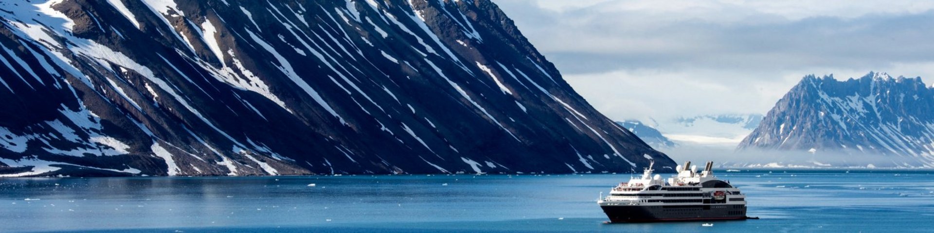 Schiff von Ponant im Hornsund auf Spitzbergen