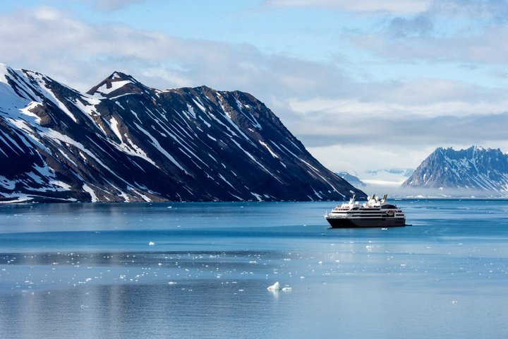 Schiff von Ponant im Hornsund auf Spitzbergen