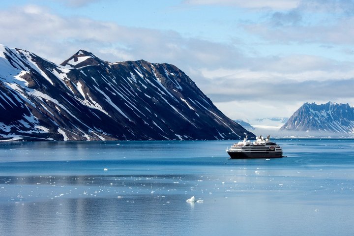 Schiff von Ponant im Hornsund auf Spitzbergen Schiff von Ponant im Hornsund auf Spitzbergen