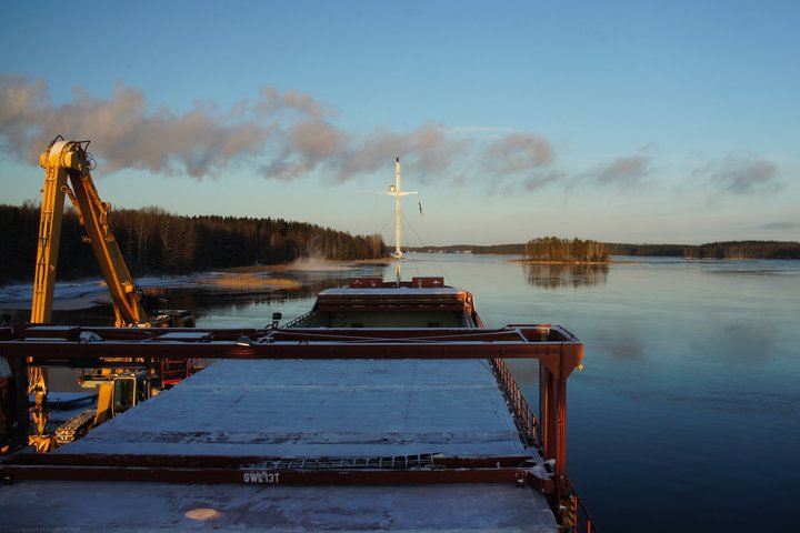 Frachtschiff auf einem See Frachtschiff auf dem Saimaa-See