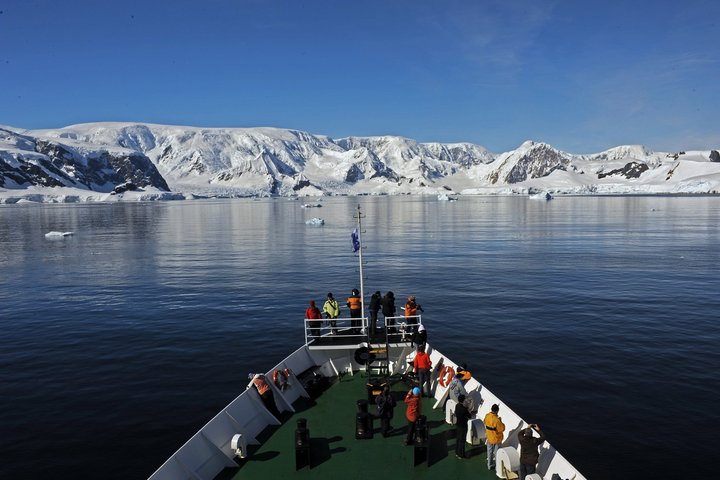 Bucht in der Antarktis mit Bergen und Schiffsbug