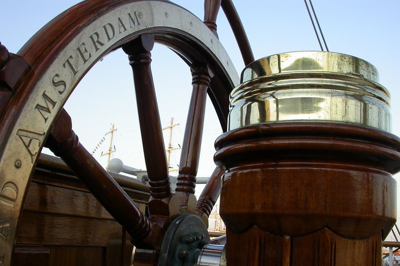 Steuerrad mit Kompass auf dem Segelschiff Stad Amsterdam