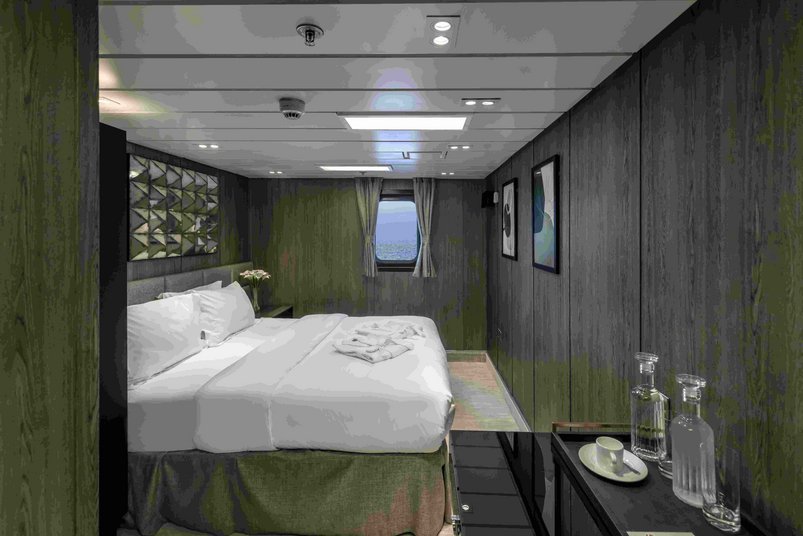 Deluxekabine mit Doppelbett an Bord des Schiffes "St. Helena"