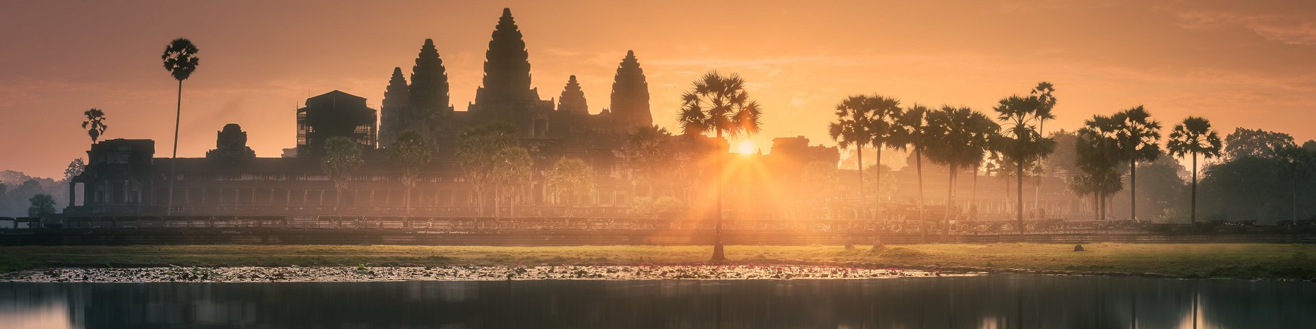 Sonnenaufgang über den Tempelanlagen von Angkor Wat in Kambodscha