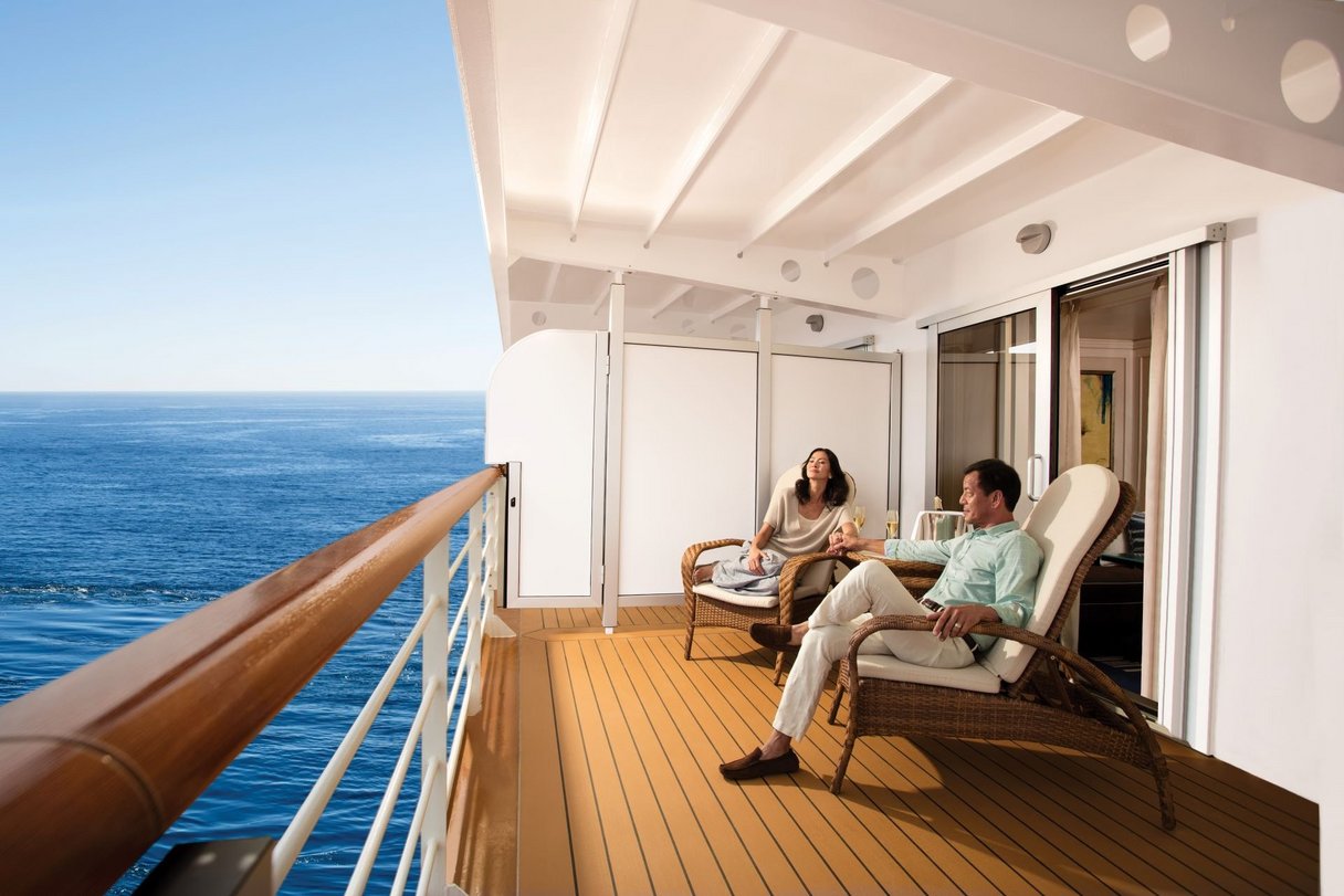 Entspannung auf dem Balkon eines Regent Seven Seas Schiffes