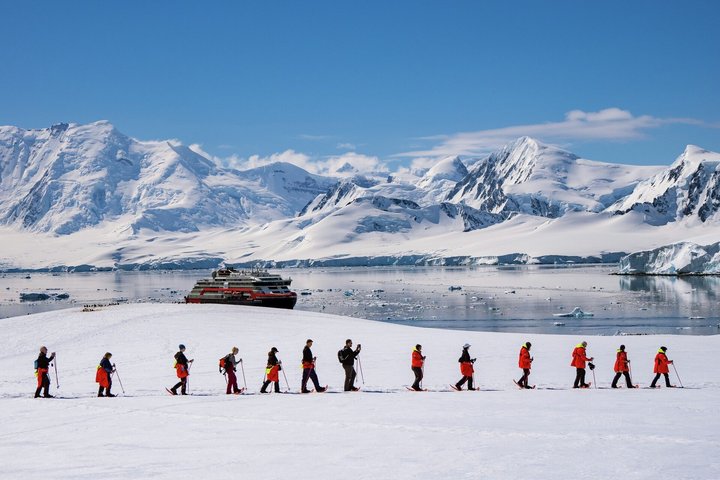 Damoy Point in Antarktika mit Hurtigruten Schiff und wandernden Menschen