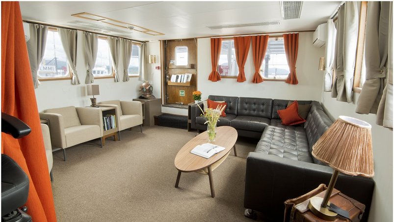Lounge auf dem Oberdeck des Schiffes Kinfish