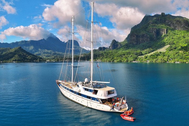 Kreuzfahrtschiff Panorama II in einer Bucht in der Südsee