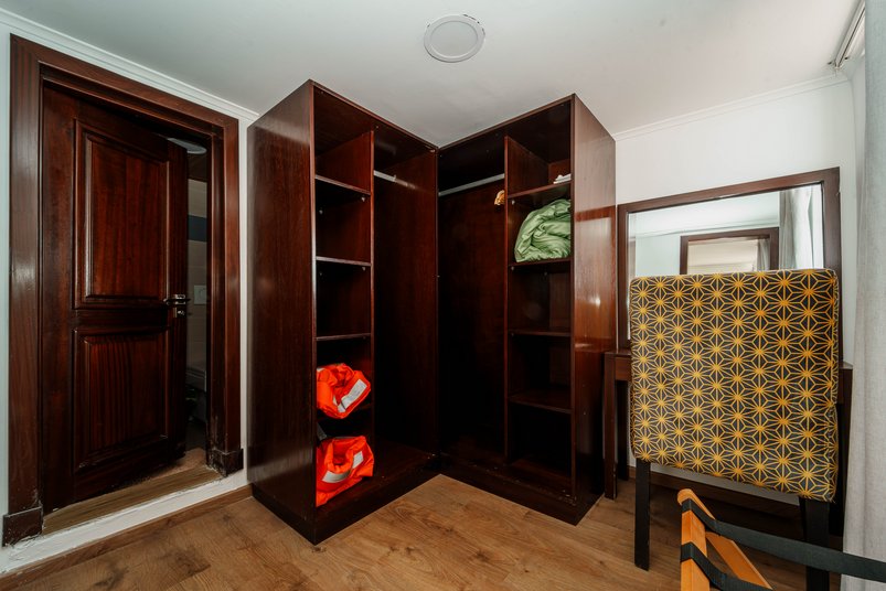 Kleiderschrank auf der Princess Ngalessa
