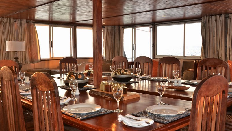 Speisesaal auf dem Umhozha Hausboot