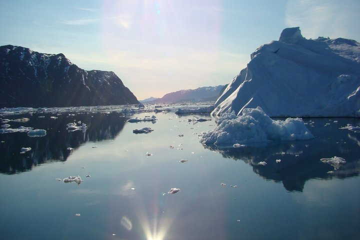 Fjord in Grönland bei Sonnenlicht
