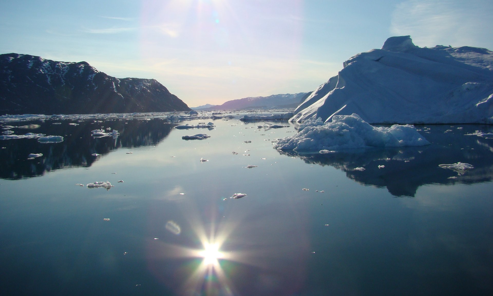 Fjord in Grönland bei Sonnenlicht