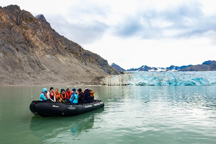 Spitzbergens Küste entlang per Zodiac Spitzbergens Küste entlang per Zodiac