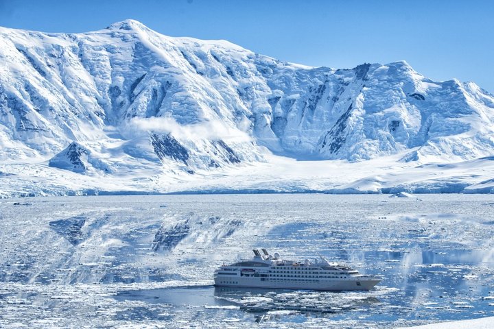 Eisbedeckte Bucht in Antarktika