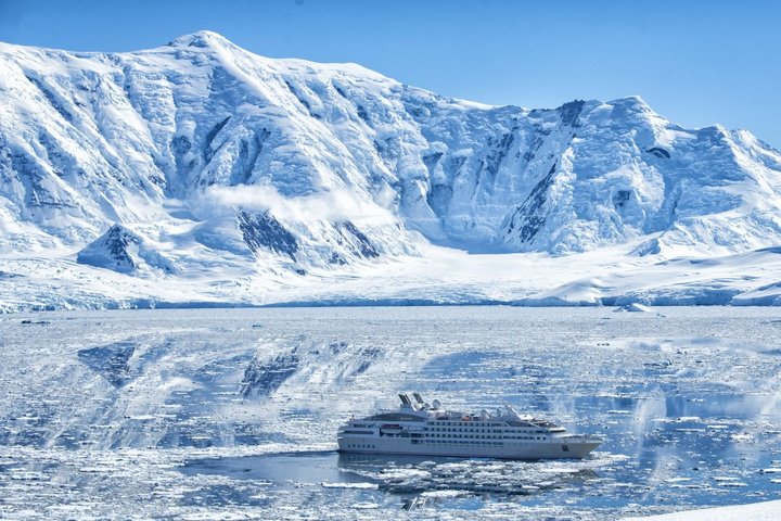 Eisbedeckte Bucht in Antarktika