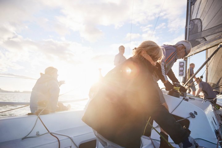 Crew auf Segelboot