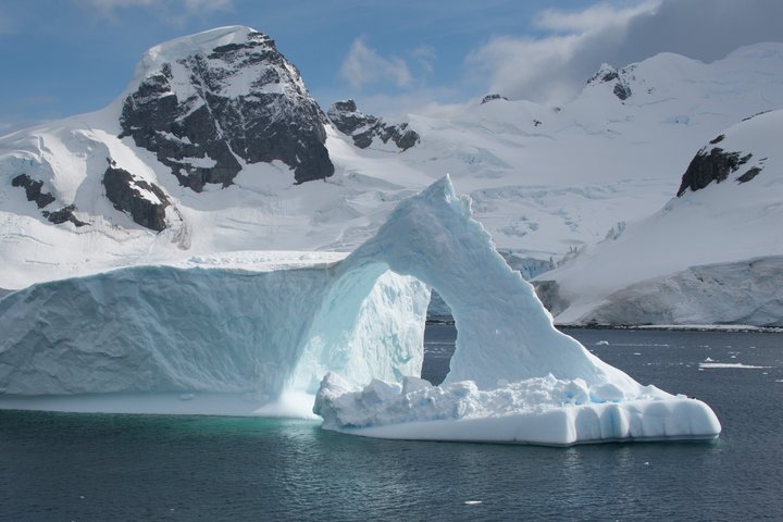 Eisberg mit Gletscher im Hintergrund Eisberg mit Gletscher im Hintergrund