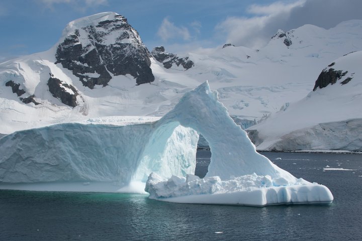 Eisberg mit Gletscher im Hintergrund Eisberg mit Gletscher im Hintergrund