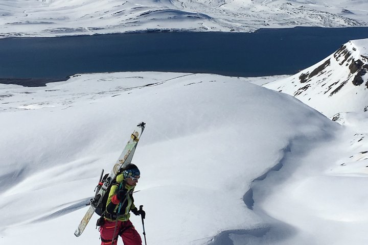 Aufstieg mit Skis während eines Törns mit der Varuna