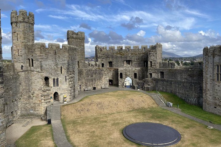 Schloss Caernarfon Burg in Carnarforn mit Innenhof
