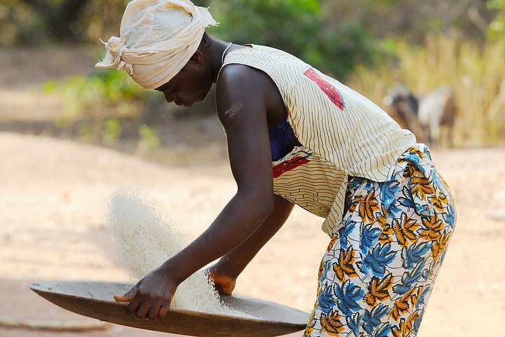 Frau am Arbeiten auf dem Bissagos Archipel