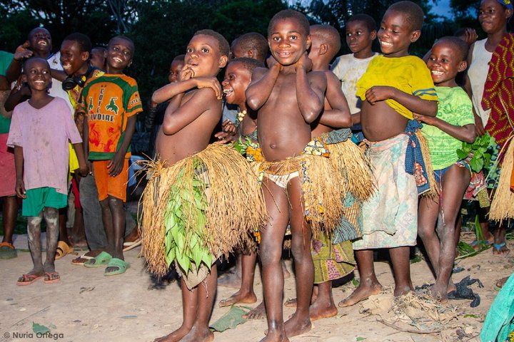 Junge Kongolesen beim Tanzen