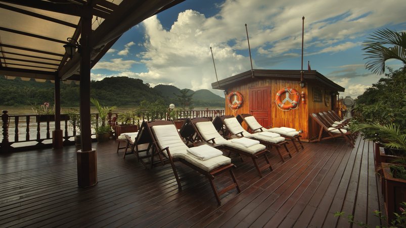 Liegestühle auf dem Sonnendeck der Mekong Sun