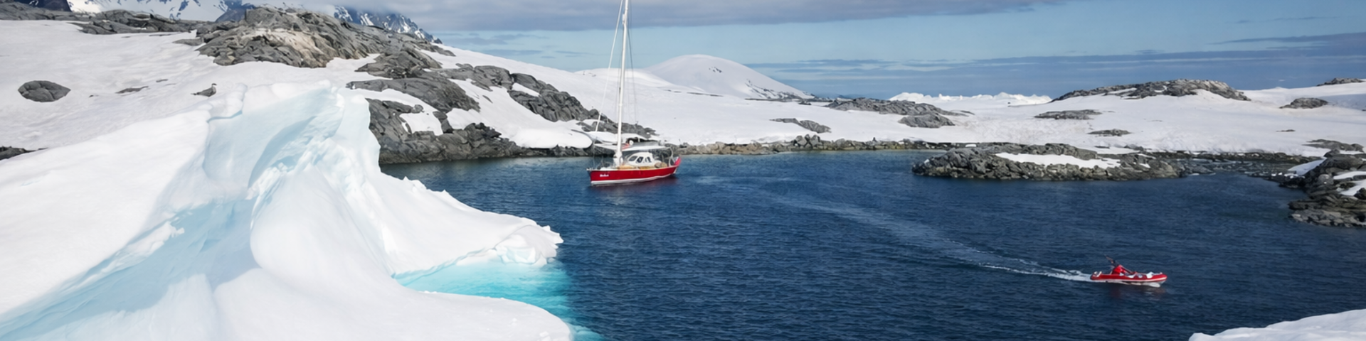 Segelschiff in einer Bucht in der Antarktis