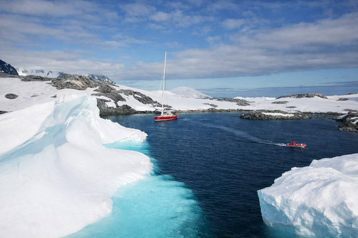 Segelschiff in einer Bucht in der Antarktis Segelschiff in einer Bucht in der Antarktis