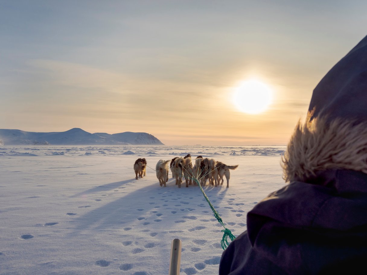 Inuit mit Hundeschlitten in Grönland