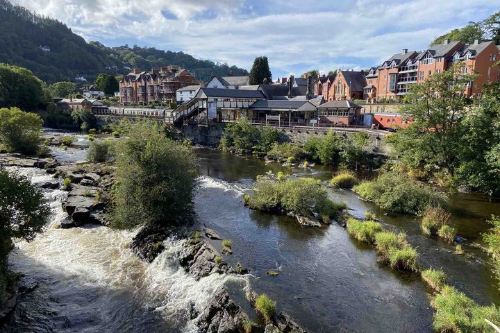 Llangollen mit dem Museumsbahnhof und Fluss Dee Llangollen mit dem Museumsbahnhof und Fluss Dee