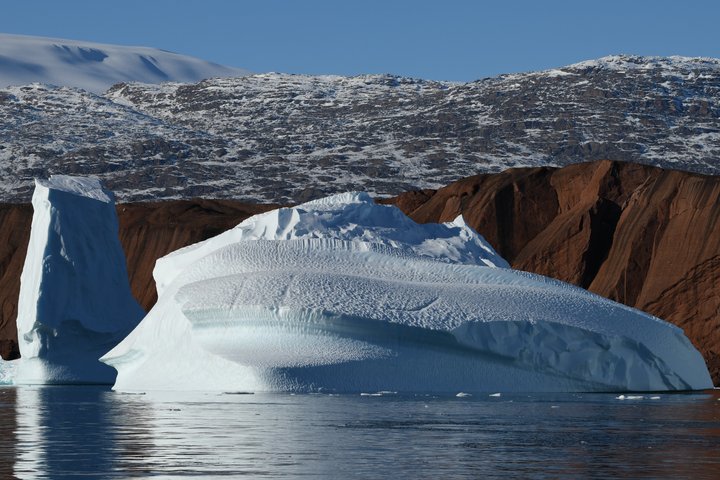 Eisberg in einem Fjord in Ostgrönland