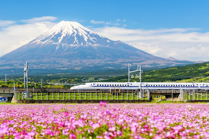 Shinkansen und Mount Fuji im Hintergrund Shinkansen und Mount Fuji im Hintergrund