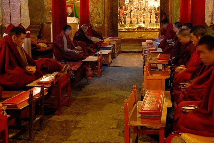 Mönche im Kloster