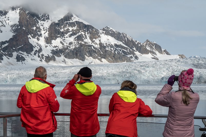 Personen auf Deck an Bord des Expeditionsschiffes MS Spitsbergen