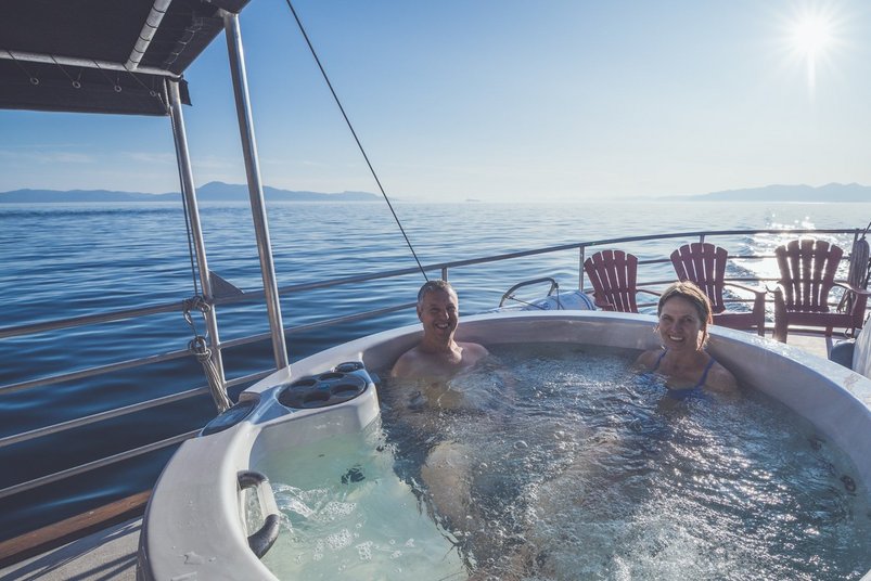 Whirlpool auf dem Oberdeck der «Swell»