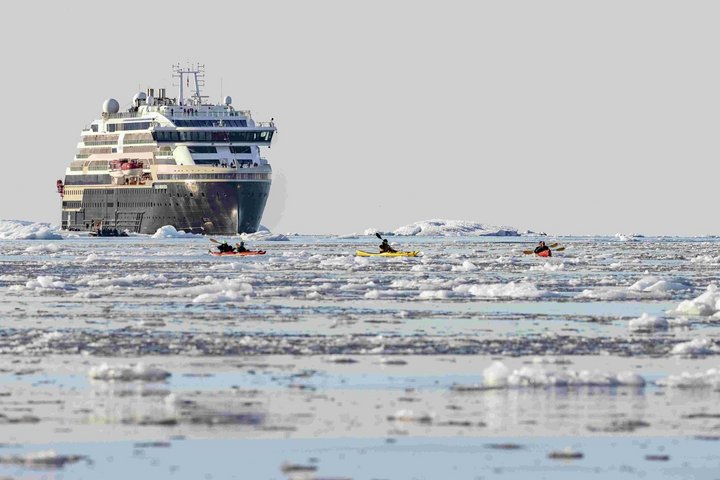 Roald Amundsen während einer Nordwestpassage bei Croker Bay Roald Amundsen während einer Nordwestpassage bei Croker Bay