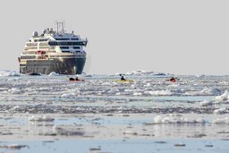 Roald Amundsen während einer Nordwestpassage bei Croker Bay