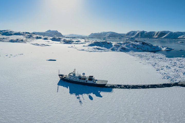Nansen Explorer fährt in ein Eisfeld