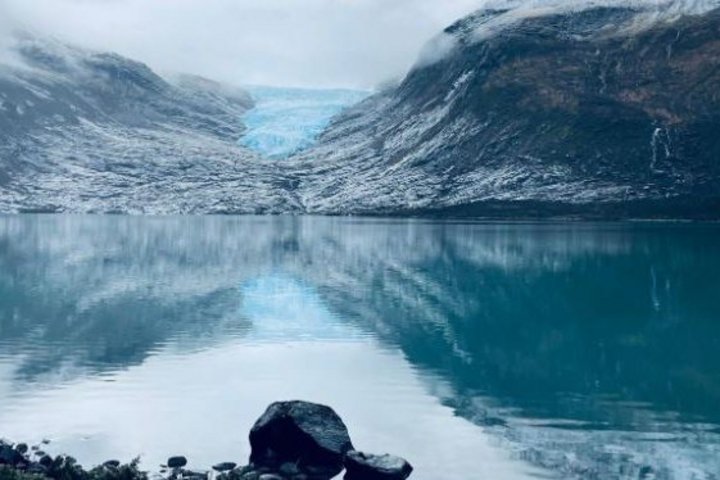 Gletscher mit Fjord in Norwegen
