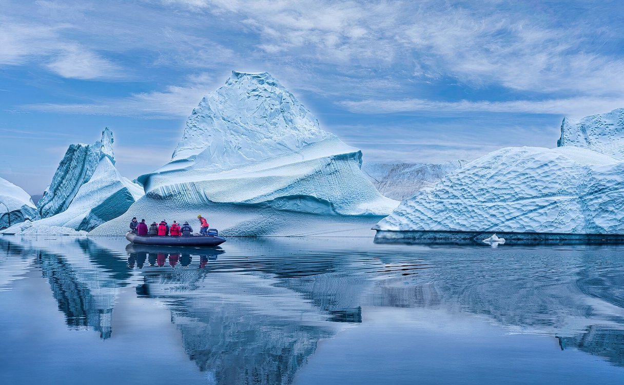 Zodiac vor einem Eisberg