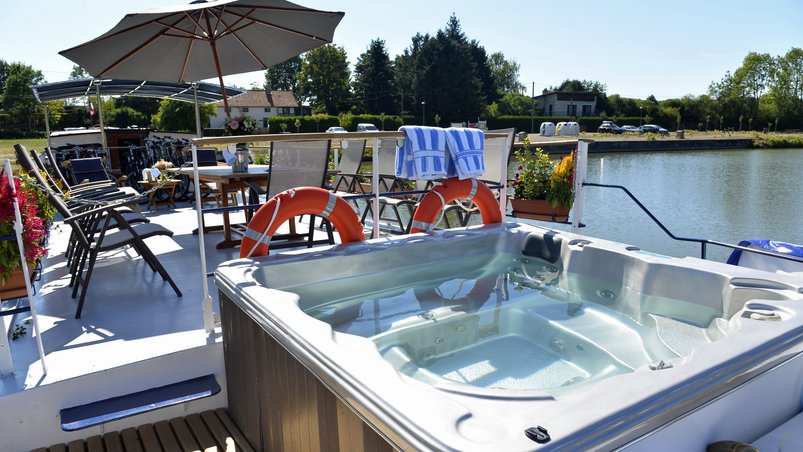 Sonnendeck mit Whirlpool auf der Hotelbarge L'impressionniste