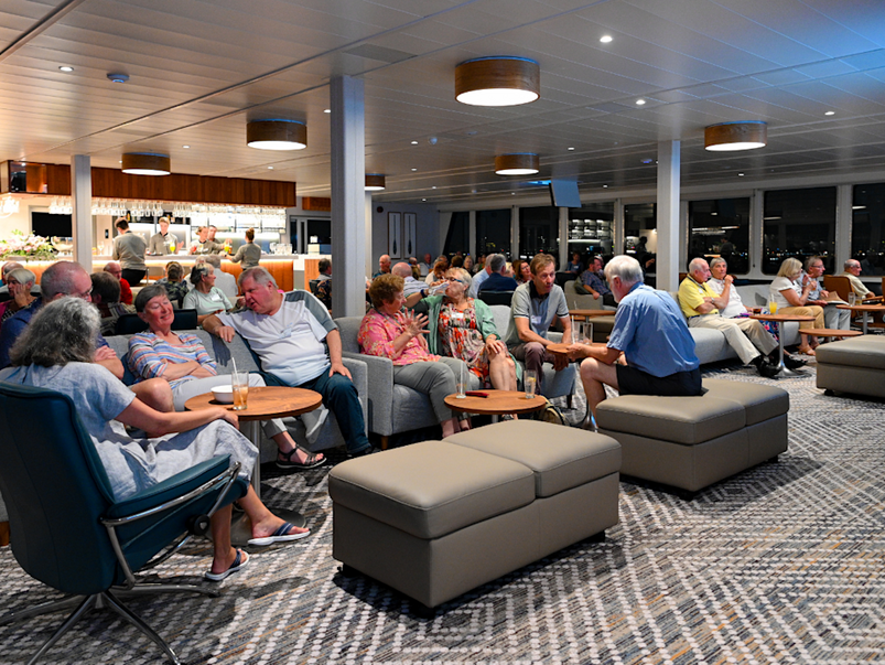 Lounge mit Passagieren auf der Coral Adventurer