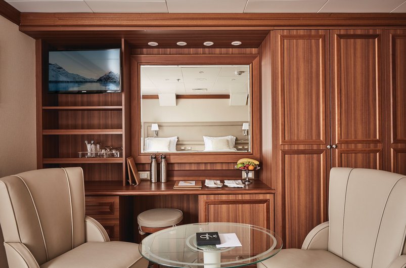 Loungebereich der Medaillion Suite auf der Silversea Explorer