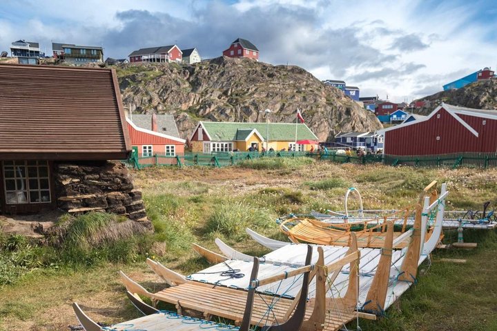 Holzschlitten in Sisimiut in Grönland