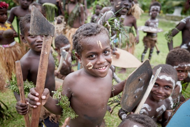 Tanz in einem Dorf in Papua Neuguinea