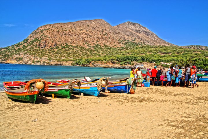Fischer und ihre Booten am Strand auf den Kapverden