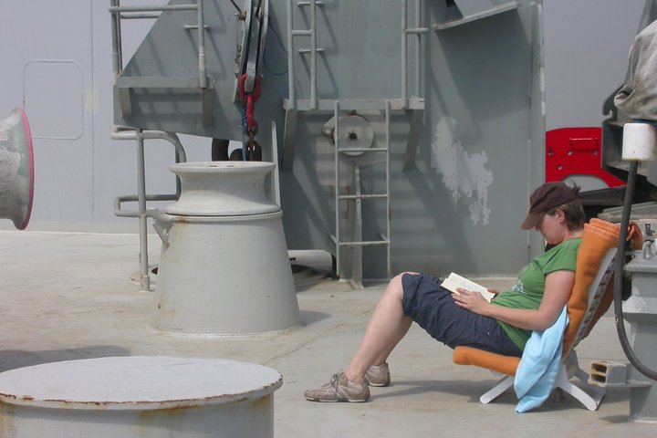 Lesende Frau auf Frachtschiff