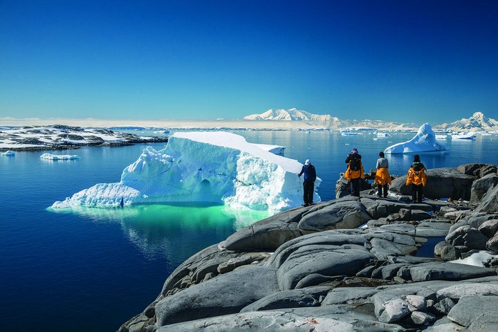 Anlandung und Blick auf Eisberg in der Antarktis